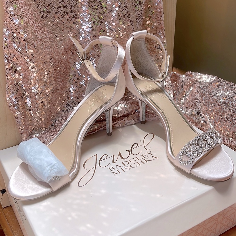 New in Box Jewel Badgley Mischka Pump